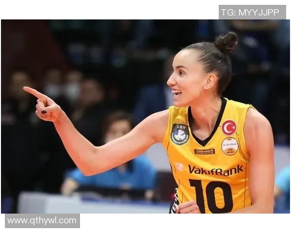 红发女球星的魅力与激情展现足球场上的风采与个性